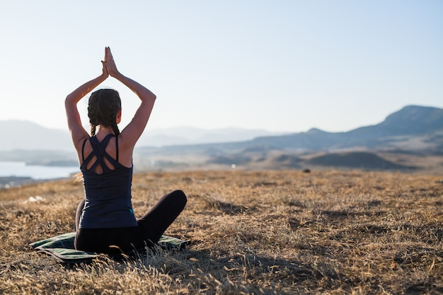 vrouw doet yoga op de natuur buiten