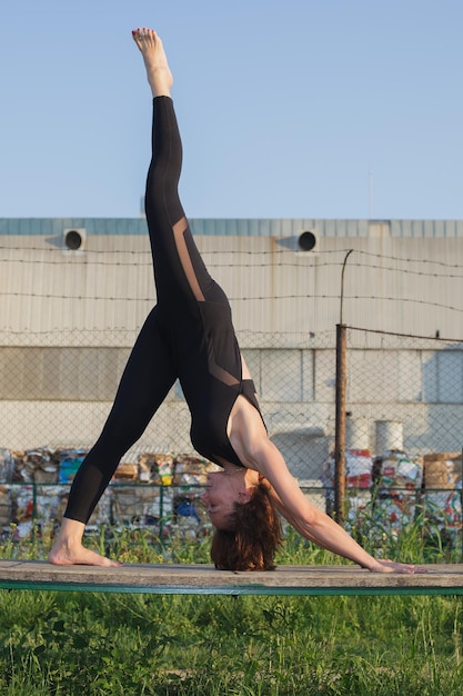 Foto vrouw doet yoga op een bank tegen de lucht