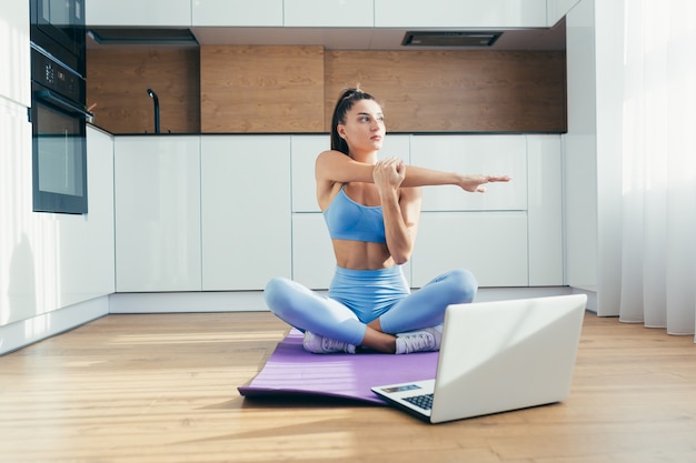 vrouw doet yoga thuis