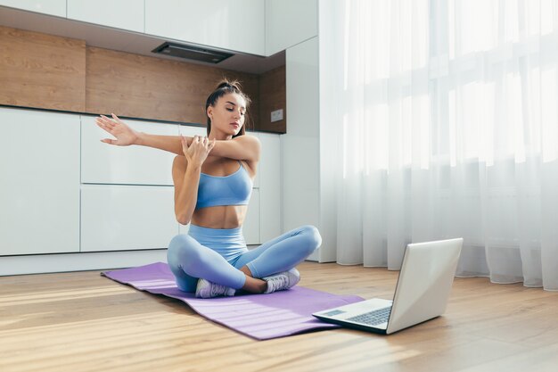 vrouw doet yoga thuis