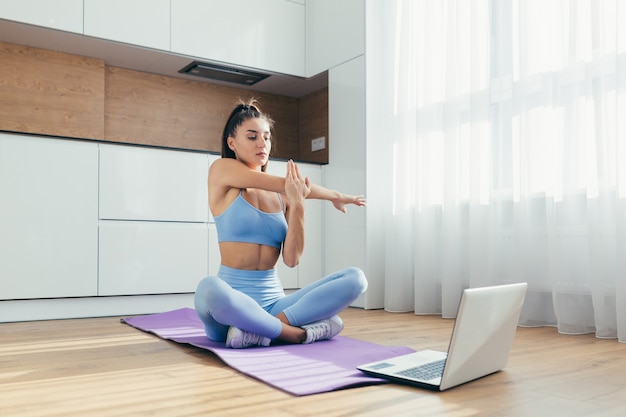 Vrouw doet yoga thuis