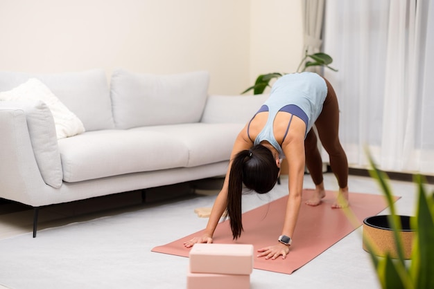 Vrouw doet yoga thuis.