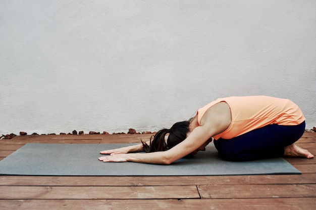 Foto vrouw doet yoga