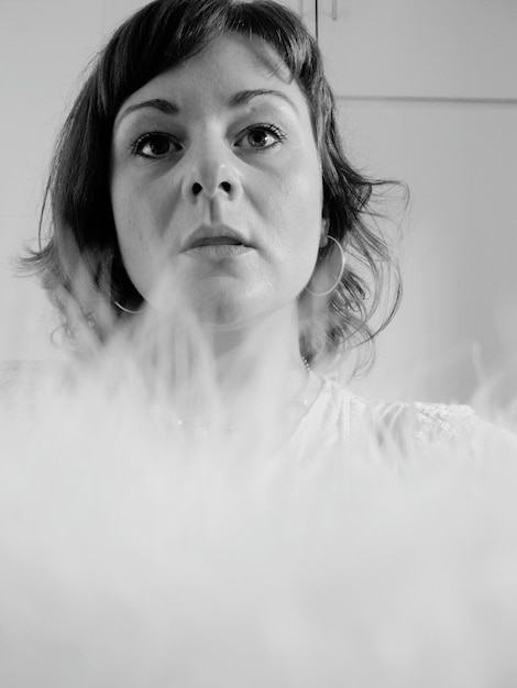 Foto vrouw door rook