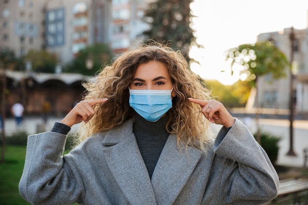 Vrouw draagt beschermend masker tegen coronavirus. Coronavirus COVID-19 pandemie en gezondheidszorgconcept. Voorzorgsmaatregelen coronavirus
