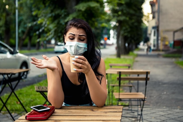 Vrouw draagt buiten gezichtsmasker