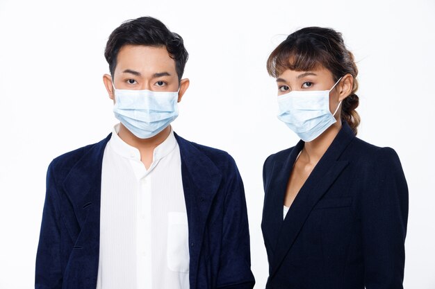 Vrouw draagt een beschermend chirurgisch gezichtsmasker en beschermt het Covid-virus