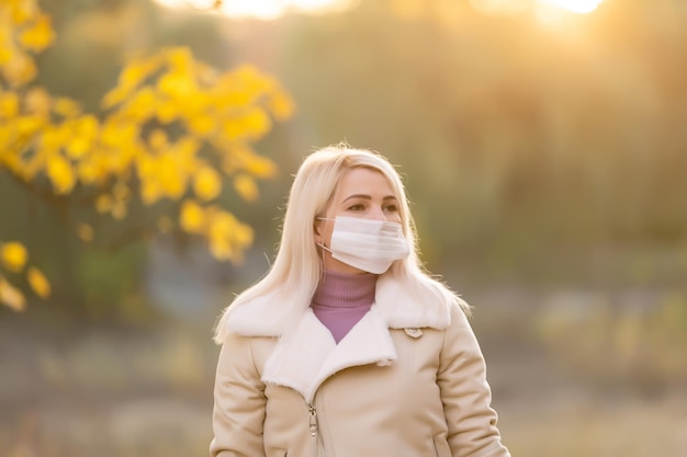 Vrouw draagt een gezichtsmasker in een park tijdens quarantaine