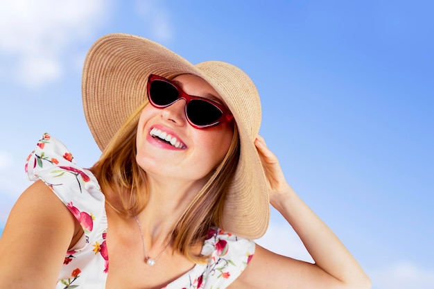 Vrouw draagt een zonnebril terwijl ze selfie maakt op het strand