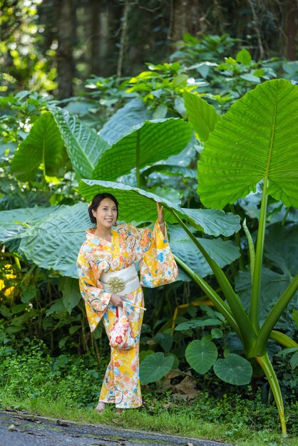 Vrouw draagt gele kimono met de grote verlof