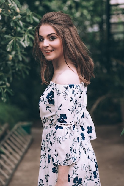 Vrouw draagt jurk in botanische tuin