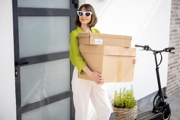 Vrouw draagt pakjes terwijl ze naar huis gaat