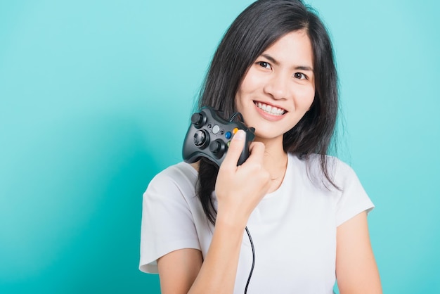 Vrouw draagt tshirt gamer met joystick