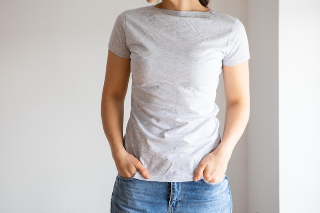 Vrouw draagt witte lege t-shirt met ruimte voor uw logo
