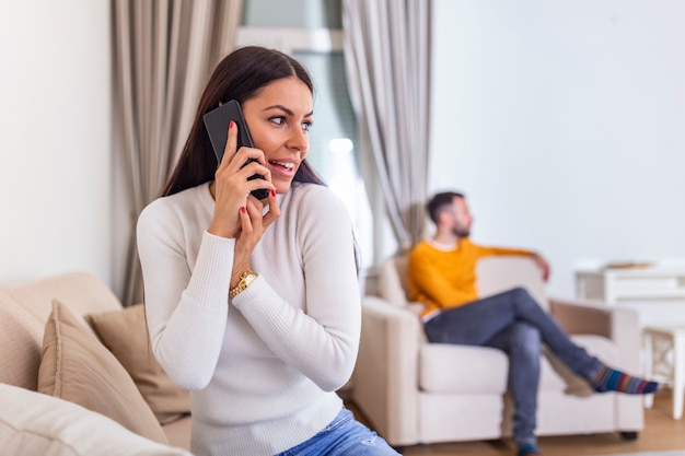 Vrouw draaide haar de rug naar de man, praatte aan de telefoon met haar minnaar, vriend zat achterin tv te kijken.