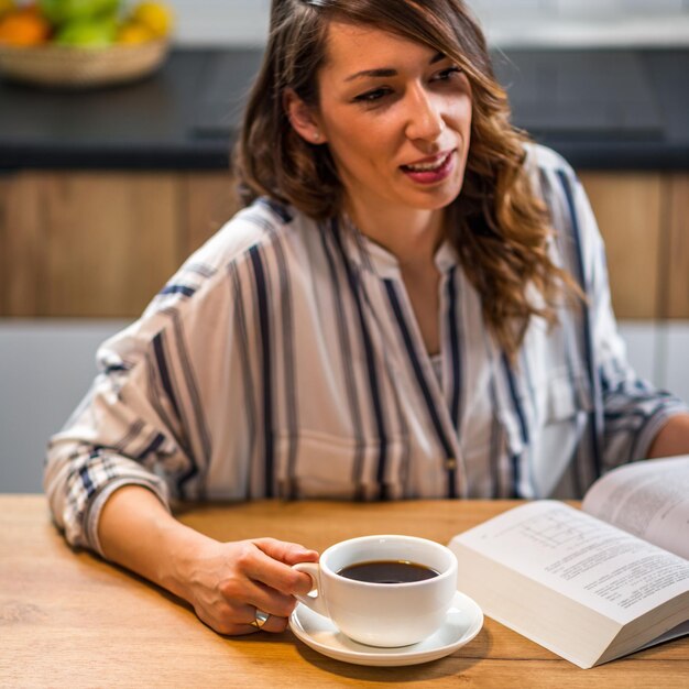 Vrouw drinken koffie en leesboek