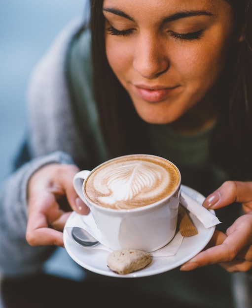 Vrouw drinken koffie in cafe