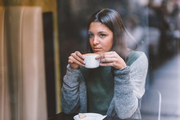 Vrouw drinken koffie in cafe