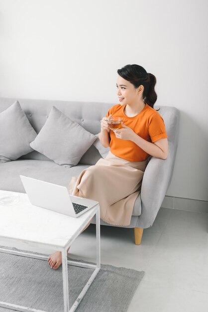 Vrouw drinken koffie op de bank