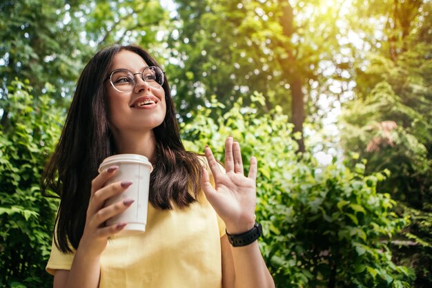 Vrouw drinkt koffie buiten