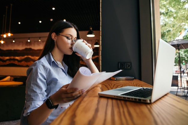 Vrouw drinkt koffie in het café