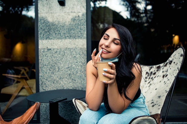 Vrouw drinkt koffie