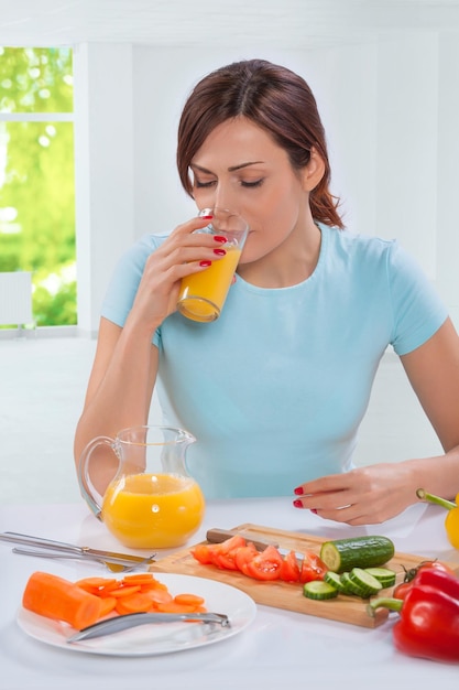 Vrouw drinkt sap uit glas