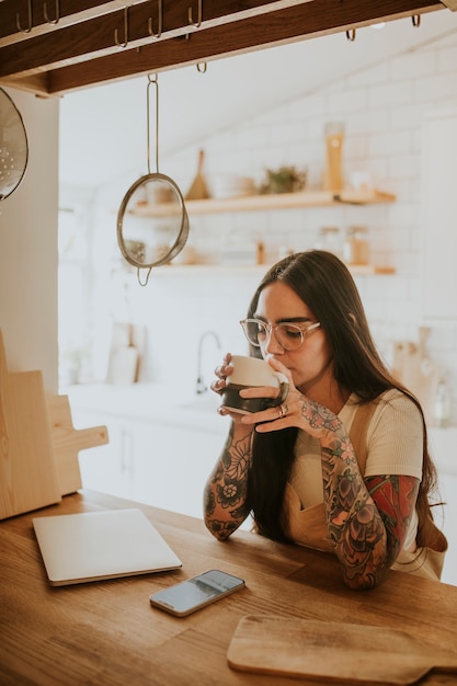 Vrouw drinkt thee om te ontspannen na het werk terwijl WFH