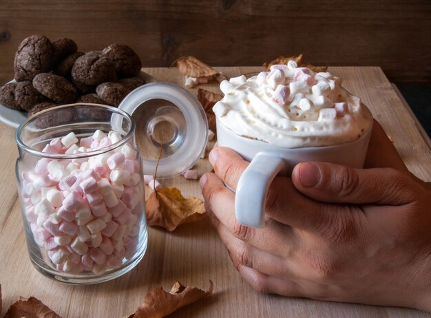 Vrouw drinkt warme chocolademelk