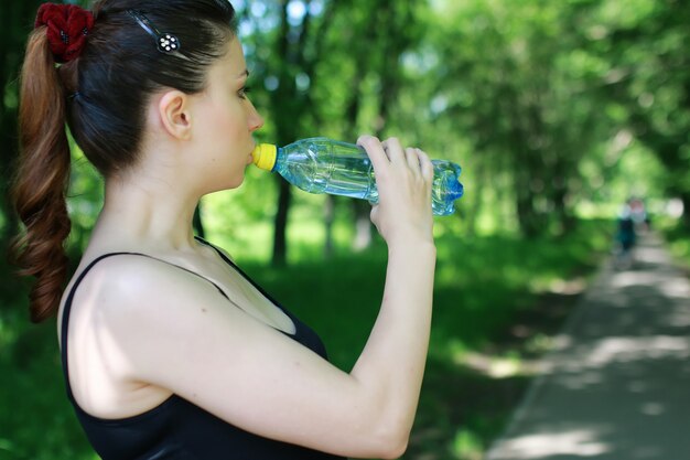 Vrouw drinkt watersport