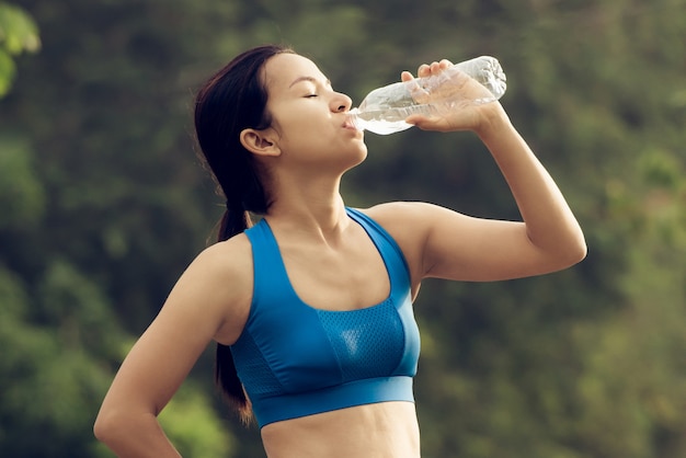 Vrouw drinkwater na oefening