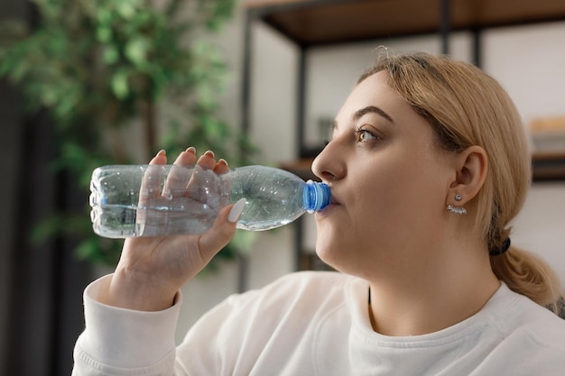 Foto vrouw drinkwater na oefeningen