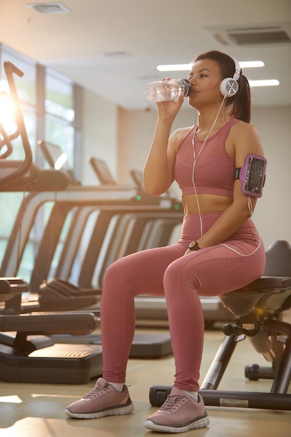 Vrouw drinkwater na training