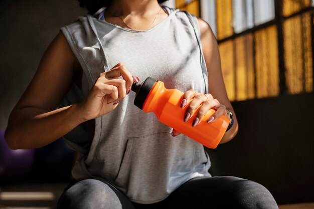 Vrouw drinkwater na training