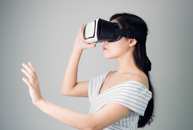 vrouw droeg een virtual reality-headset die simuleert, de werkelijkheid en opgezocht.