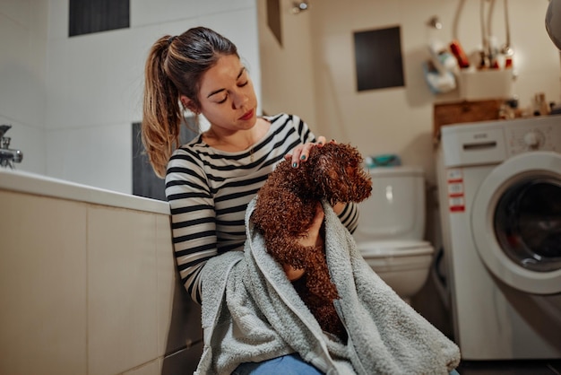 Vrouw drogende hond na bad