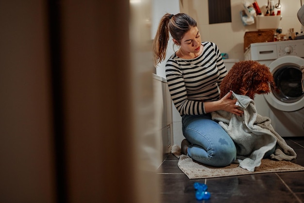 Vrouw droogt hond na het baden