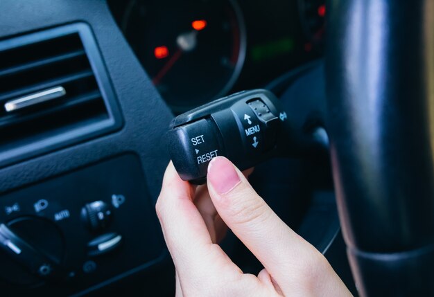 Vrouw drukt op knoppen in de auto