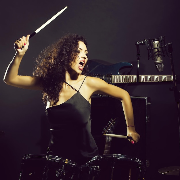 Vrouw drummen