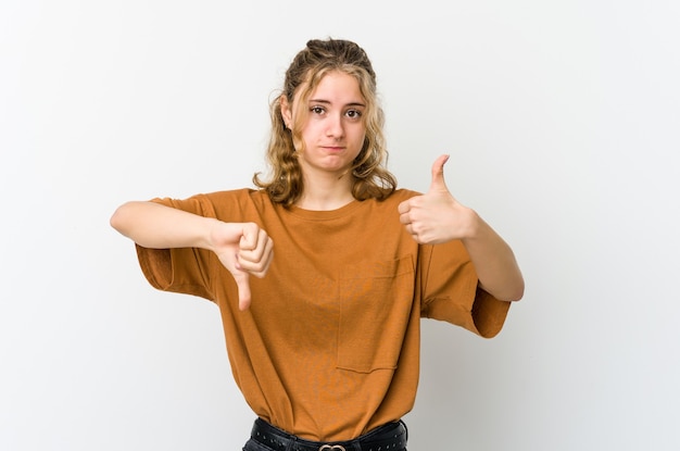 Foto vrouw duimen opdagen en duimen naar beneden