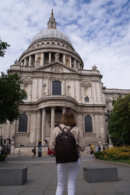 Vrouw een bezoek aan de kathedraal van st pauls in londen