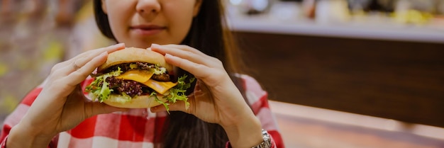 Vrouw eet cheeseburger