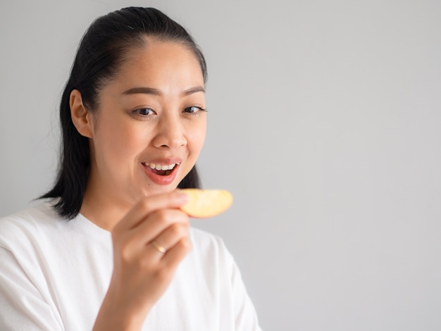 Vrouw eet een stukje appel.