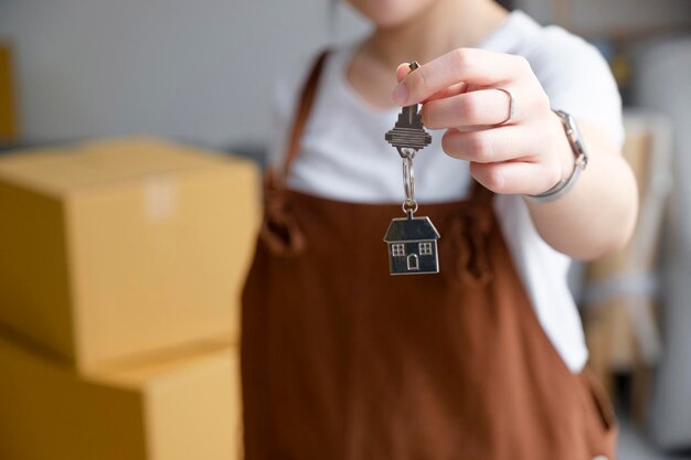 Vrouw eigenaar koopt aankoop woning verhuizen naar woning huur huur eigendom concept