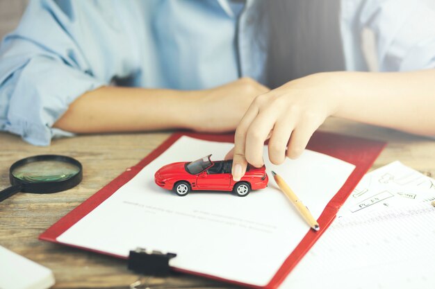 Vrouw en auto op tafel