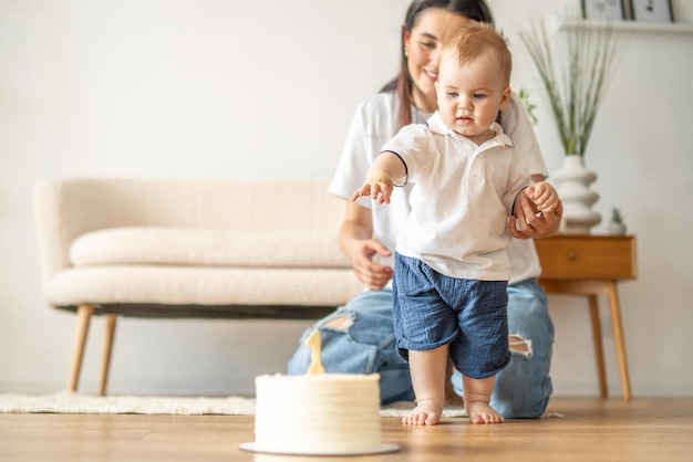 Vrouw en baby spelen met taart