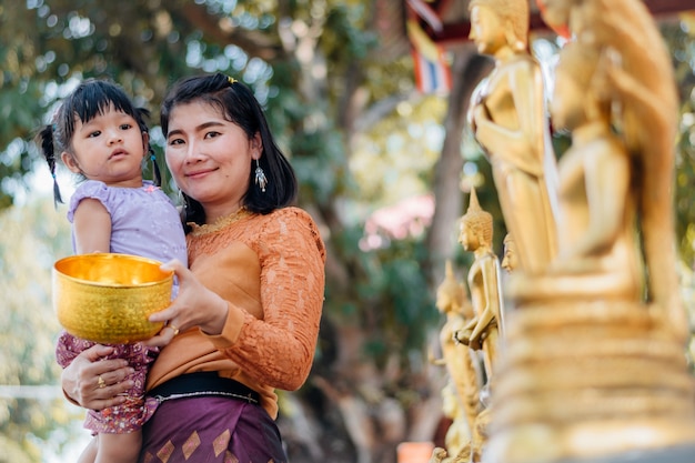 vrouw en baby water Boeddha in songkran festival