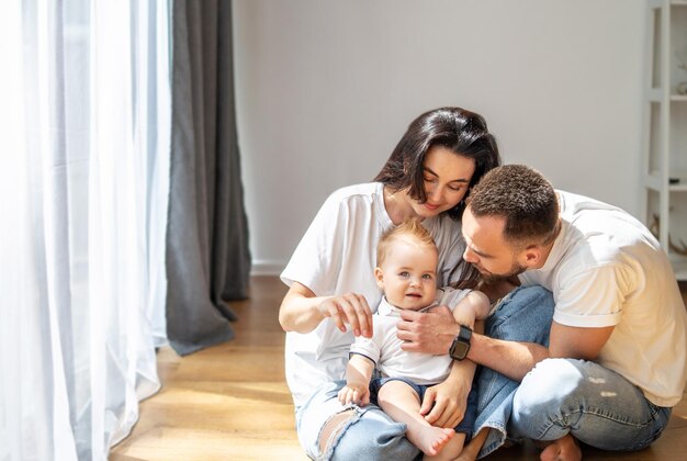 Foto vrouw en baby zitten op de vloer