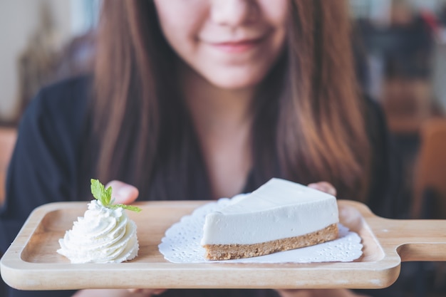 vrouw en dessert