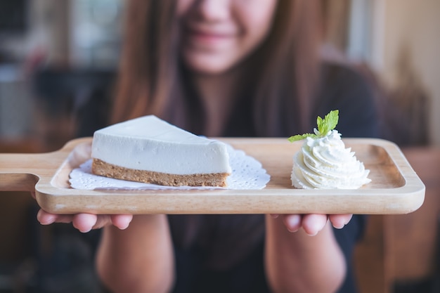 vrouw en dessert